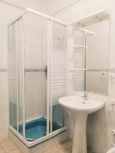 Bathroom 5, Oriente DNA Studios III, Lisbon