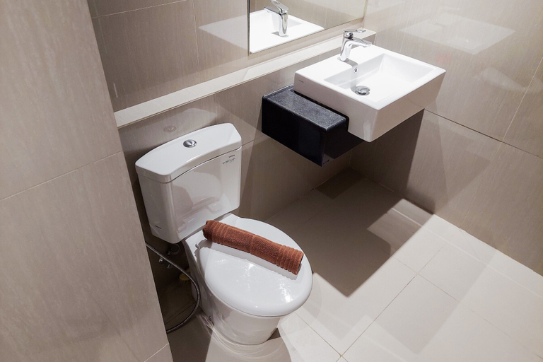 Bathroom 3, Comfort and Minimalist Studio at Embarcadero Bintaro Apartment By Travelio, Tangerang Selatan