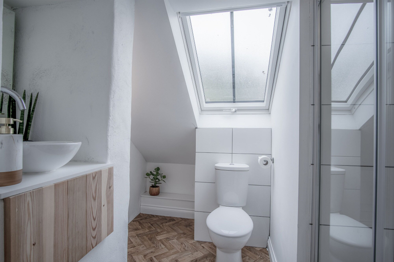 Bathroom, Brook Cottage - 1 Bedroom Cottage - Dale, Pembrokeshire