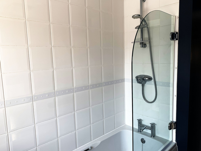 Bathroom 3, Toothbrush Apartments - 2 Bed 1 Bath Apt, Suffolk