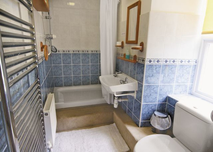 Bathroom, Lovely Large Home 10 Minute Walk to Barmouth Beach, Gwynedd