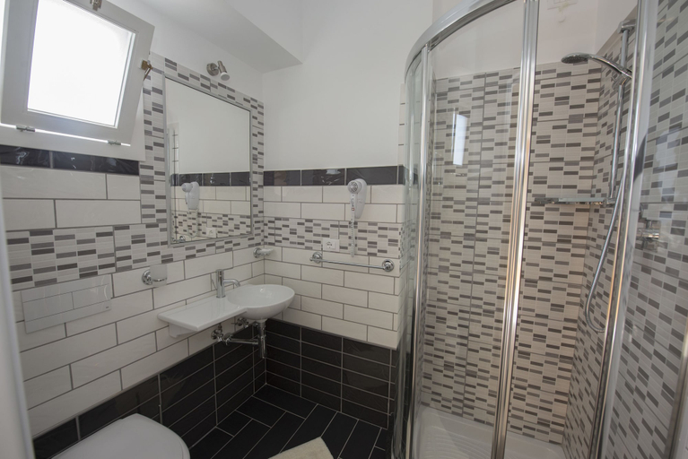 Bathroom 4, Donna Rosa Accommodation, Vibo Valentia