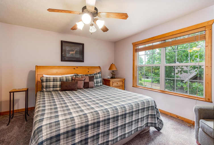 Bedroom 1, Bear Cabin Getaway, Stone