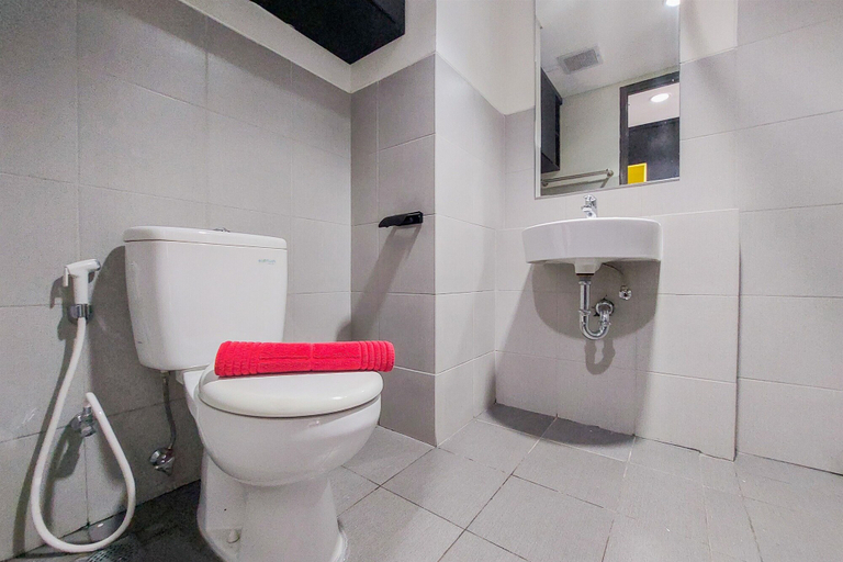 Bathroom 2, Nice And Cozy Studio At Bintaro Icon Apartment, South Tangerang