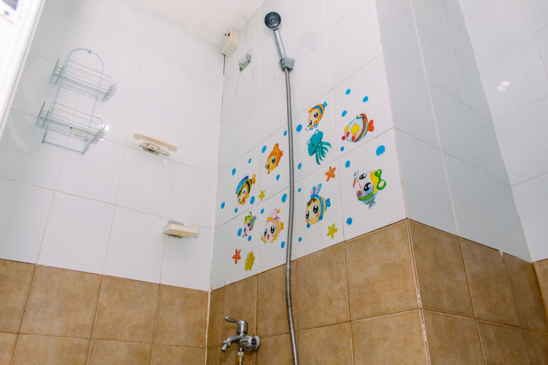 Bathroom, Spacious And Comfy 1Br At Green Pramuka City Apartment, Central Jakarta