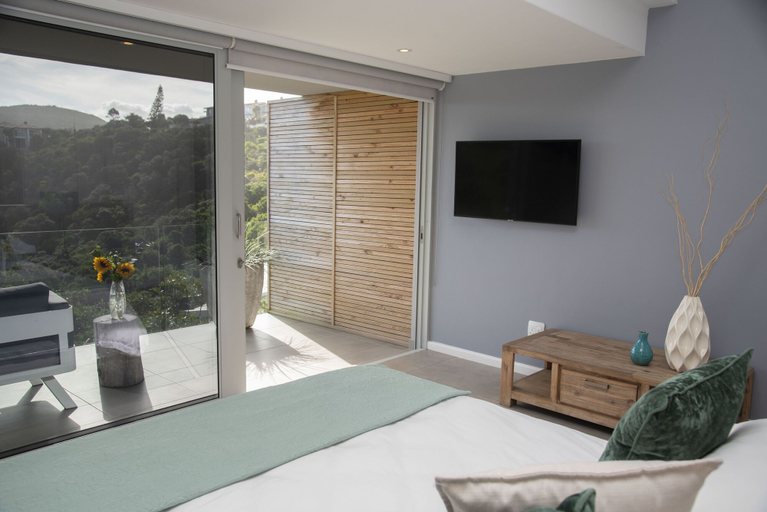 Bedroom 4, Crown on the heads, Eden