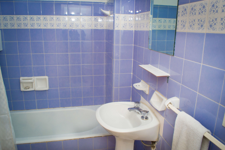 Bathroom 4, Marcopolo Inn Bariloche - Hostel, Bariloche