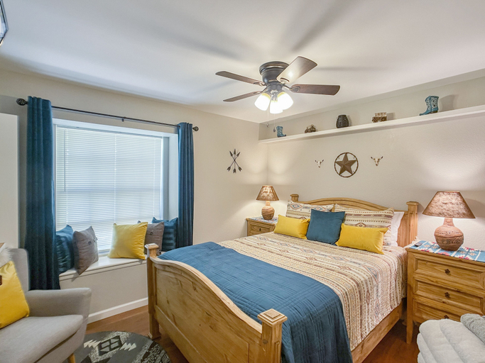Bedroom 1, Southwest Splendor 2BR Tempe Townhome, Maricopa