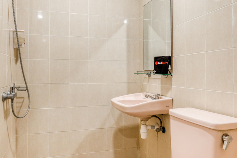 Bathroom 4, RedDoorz near UNTAG Surabaya, Surabaya