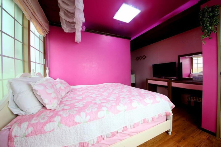 Bedroom 2, Jeju Syagaluibada Pension, Jeju
