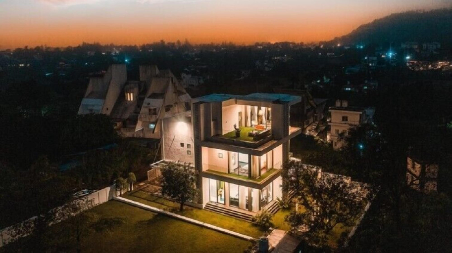 Exterior & Views