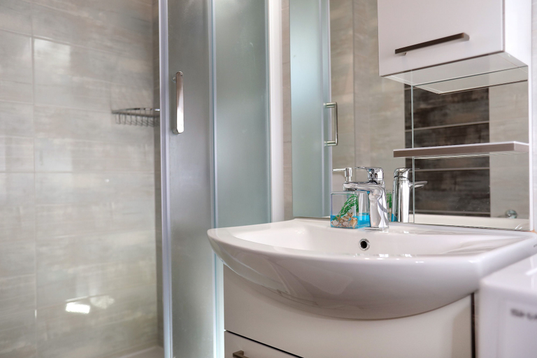 Bathroom 5, Lovely 2-bed Apartment in Okrug Gornji, Okrug