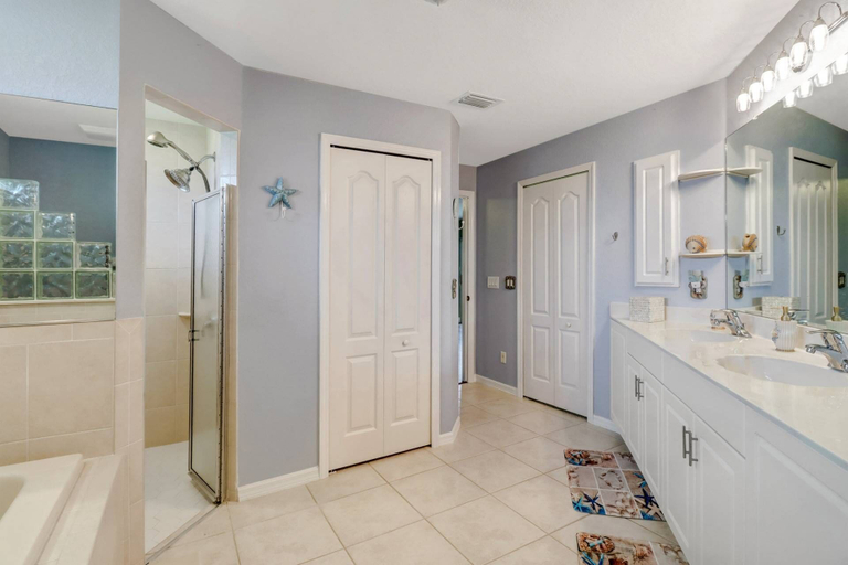 Bathroom 4, 1320 SE 5th Ter, Lee