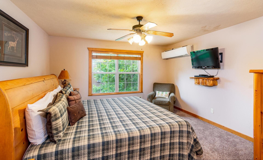 Bedroom 3, Bear Cabin Getaway, Stone