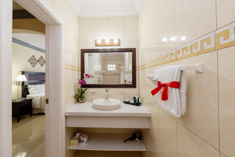 Bathroom 5, Baker's Suites