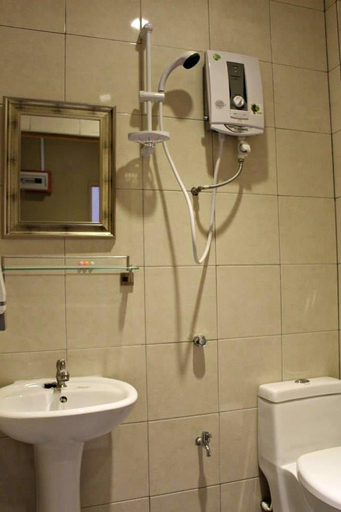 Bathroom 4, Lodge 37, Ranau