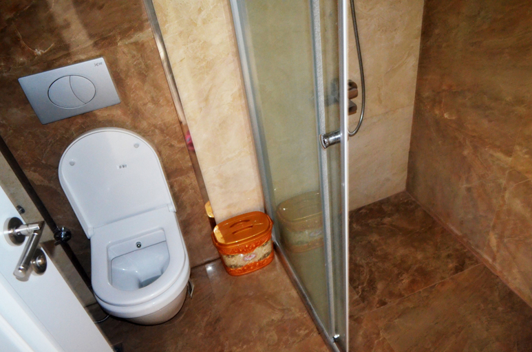 Bathroom 3, Inci Prime, Yomra