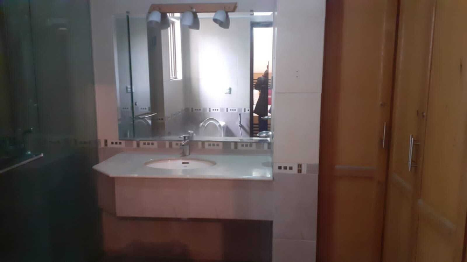 Bathroom 2, Hotel Pak Inn Gulberg, Lahore