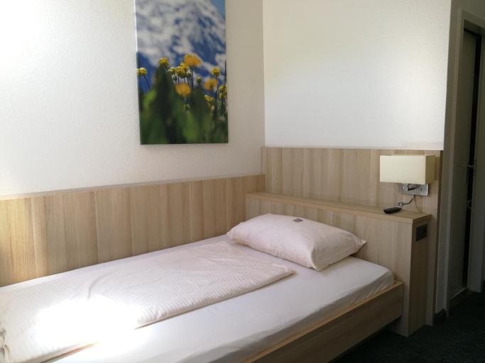 Bedroom 2, Hotel Lötschberg, Interlaken