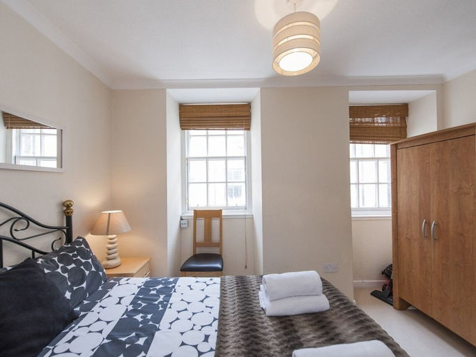Bedroom 2, Writers View, Edinburgh