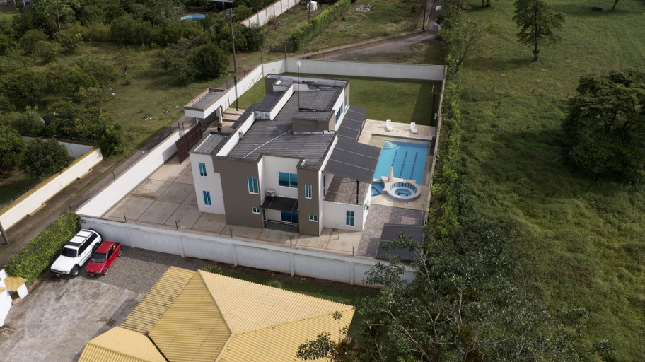 Exterior & Views