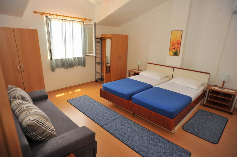 Bedroom 3, Villa Anni, Sutivan