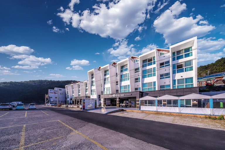 Exterior & Views, Tongyoung Martis Beach Pension, Tongyeong