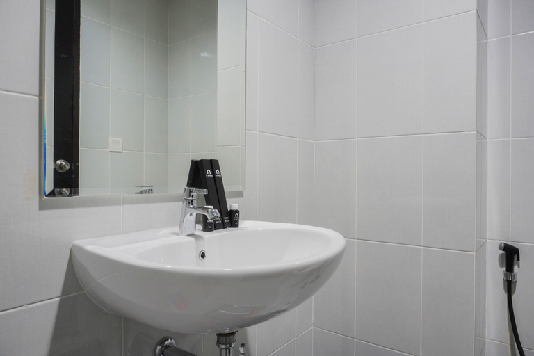 Bathroom 3, Elegant And Restful Studio At Casa De Parco Apartment, South Tangerang