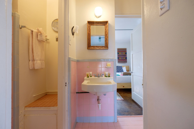 Bathroom 4, Antelope Lodge, Brewster