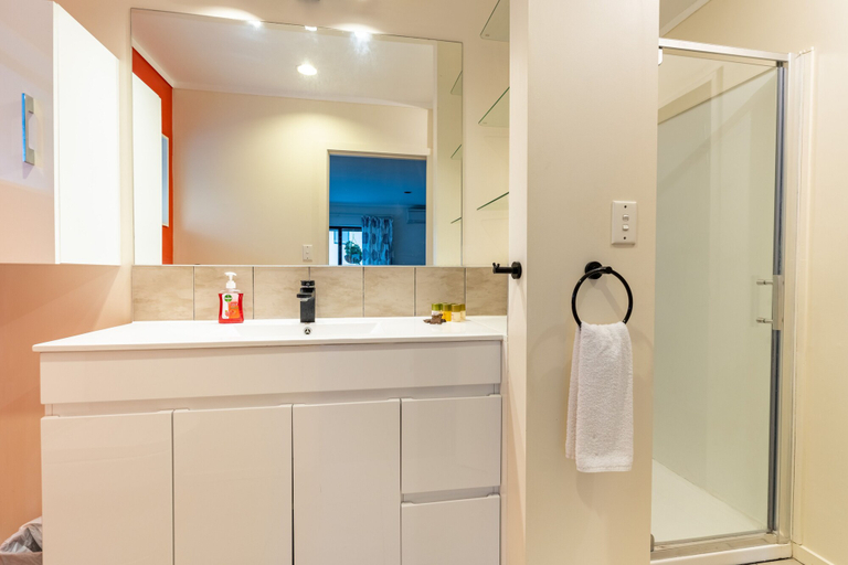 Bathroom 4, Character 4BR Home - Seaview - Skyline - Hot tub, Waitakere