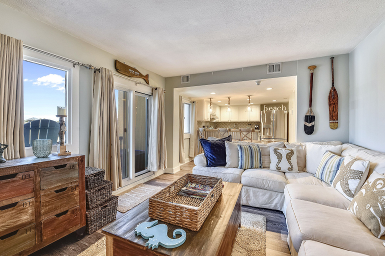 Others 5, Pinnacle Port by Book That Condo, Bay