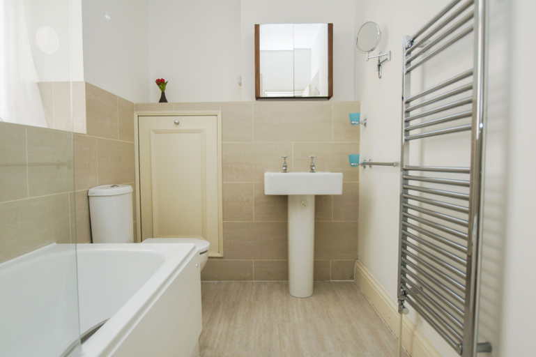 Bathroom, No 5 Central by Brighton Holiday Lets, Brighton and Hove