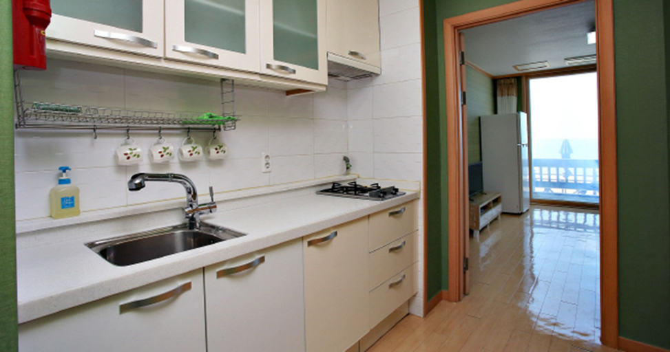 Others 5, Marronnier Pension, Taean