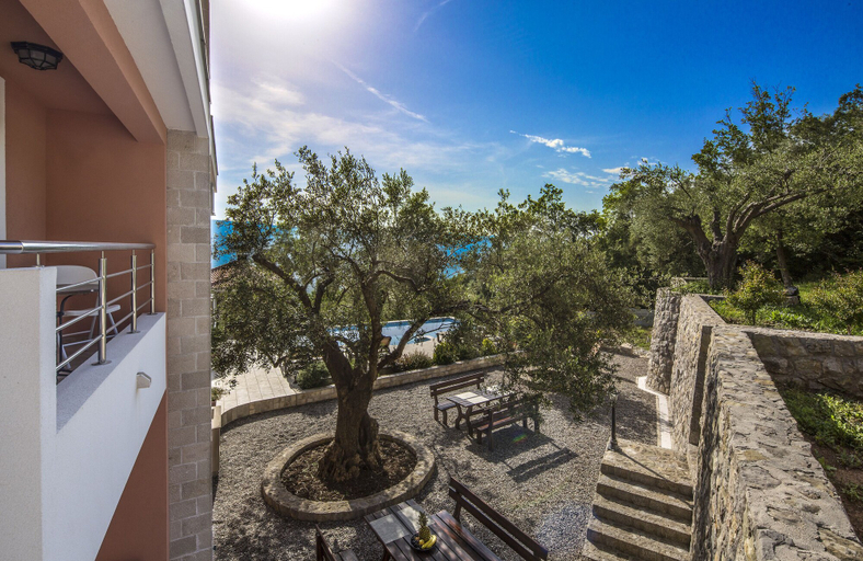 Others 5, Villa Svinjista