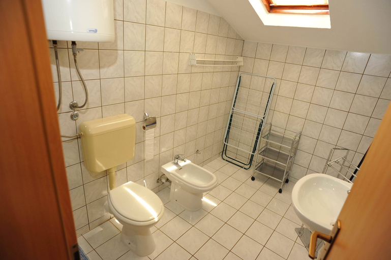 Bathroom 4, Villa Anni, Sutivan