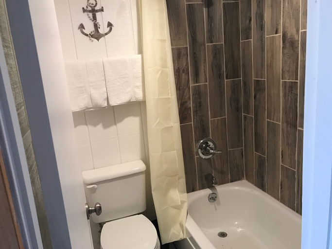 Bathroom 4, Falls of Rough Motel, Grayson
