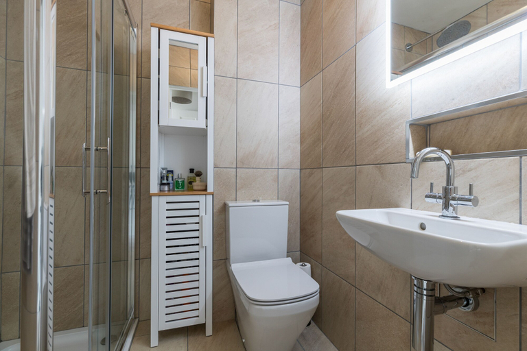 Bathroom 4, JOIVY Pimlico Flat with Terrace for 3, London