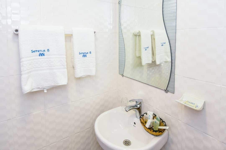 Bathroom 4, Hotel Serena Palace, Wouri