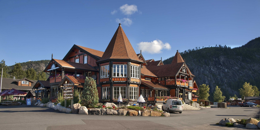 Exterior & Views