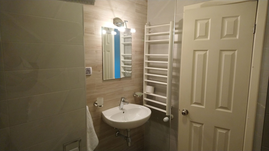 Bathroom 5, Apartments Carrera, Stolichna
