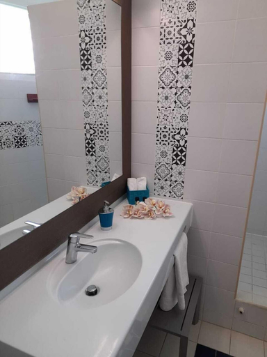 Bathroom 4, Kaz ananas passion, Saint-François