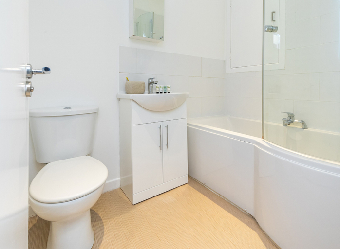 Bathroom, Dbeautifiers Apartments - Adults Only, Aberdeen