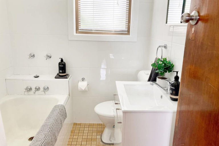 Bathroom, Fieldsend Cottage, Maitland