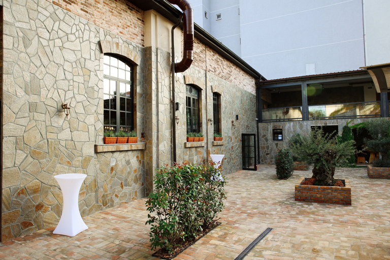 Exterior & Views