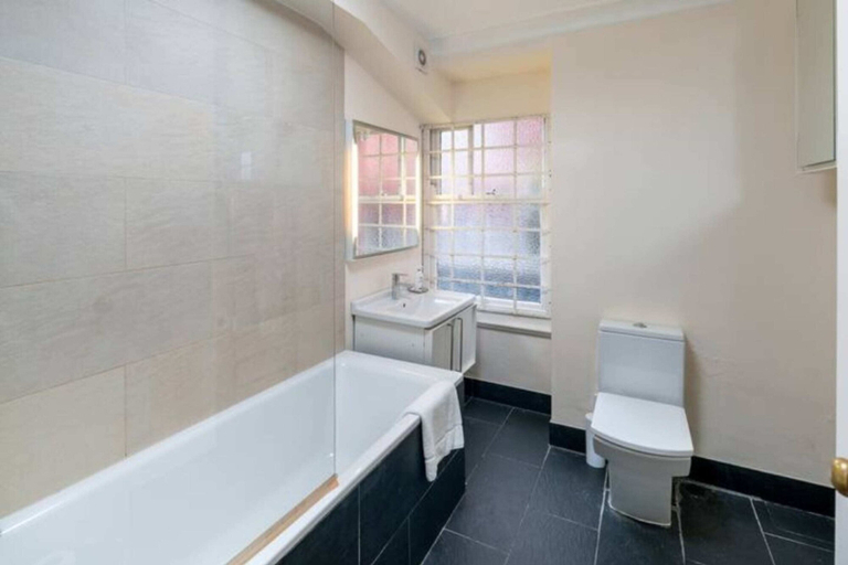 Bathroom, Cosy 2 Bedroom Apartment in Bayswater, London