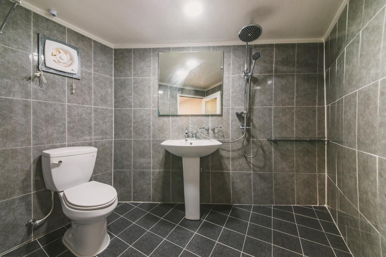 Bathroom 4, Gangneung The East Pension, Gangneung