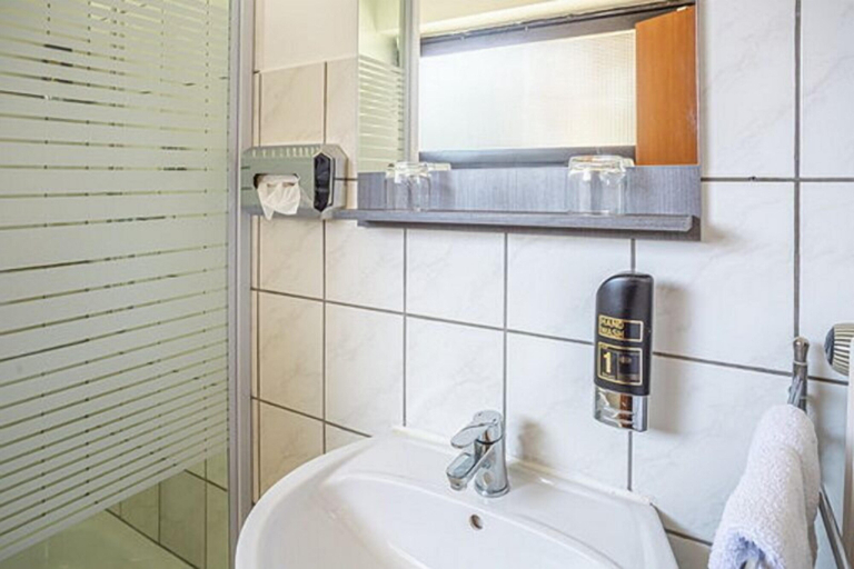 Bathroom 5, K357 - Monteurhotel Ostsee Lounge, Ostholstein