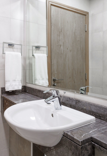 Bathroom 3, Spacious 2BR apartment with rooftop pool The Bay DT by 360 Vacation, Dubai