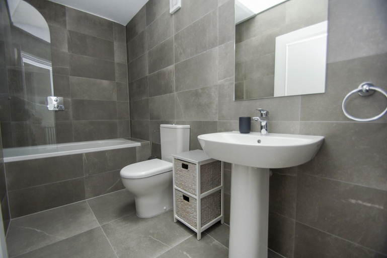 Bathroom 4, Marine Cottage Parking by Brighton Holiday Lets, Brighton and Hove