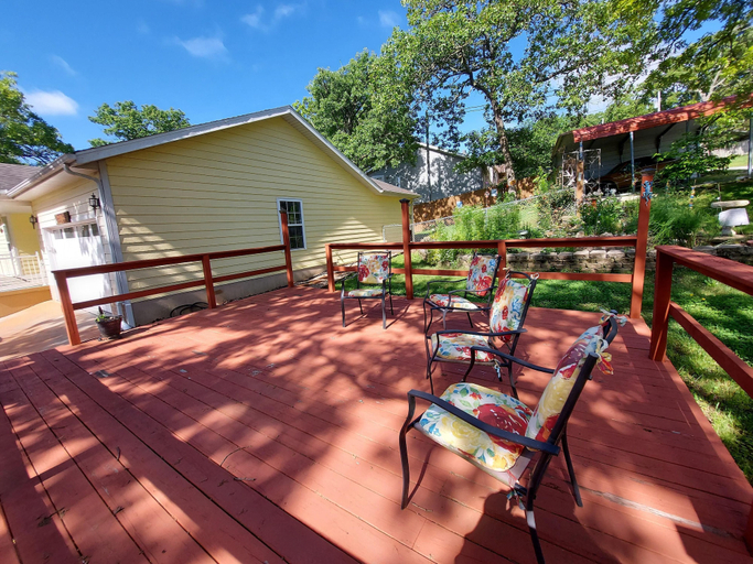 Others 4, Blue Bird Hill with Deck & Middle of Branson Location, Taney
